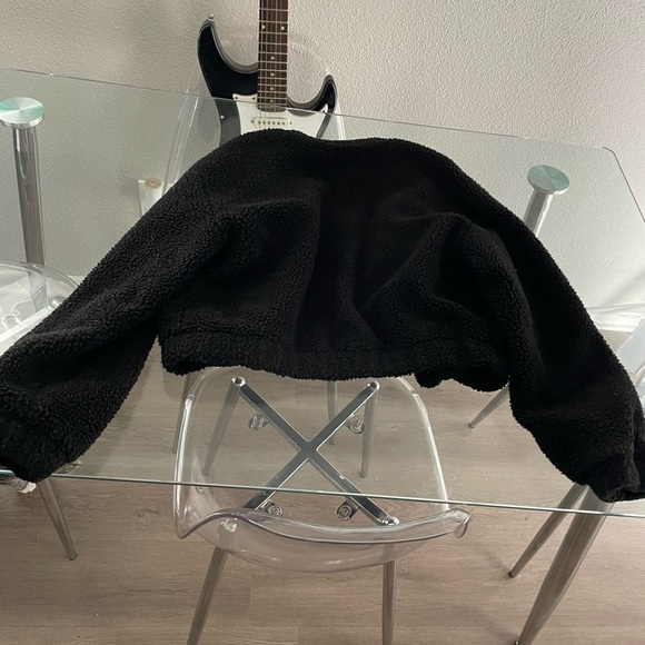 Black Quilted Puffer Jacket for Ultimate Warmth - Picture 2 of 2